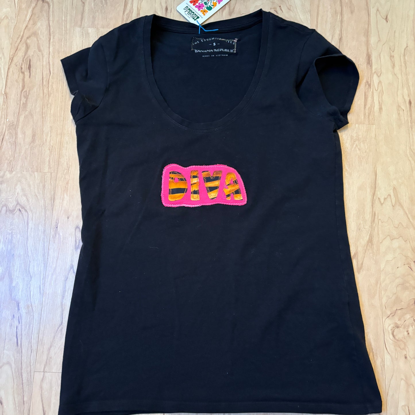 diva scoop neck tee (women’s small)
