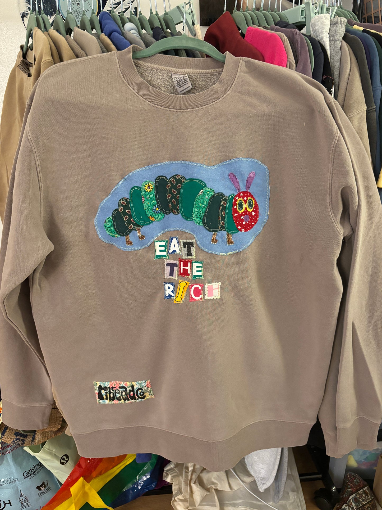hungry caterpillar says eat the rich (unisex l)