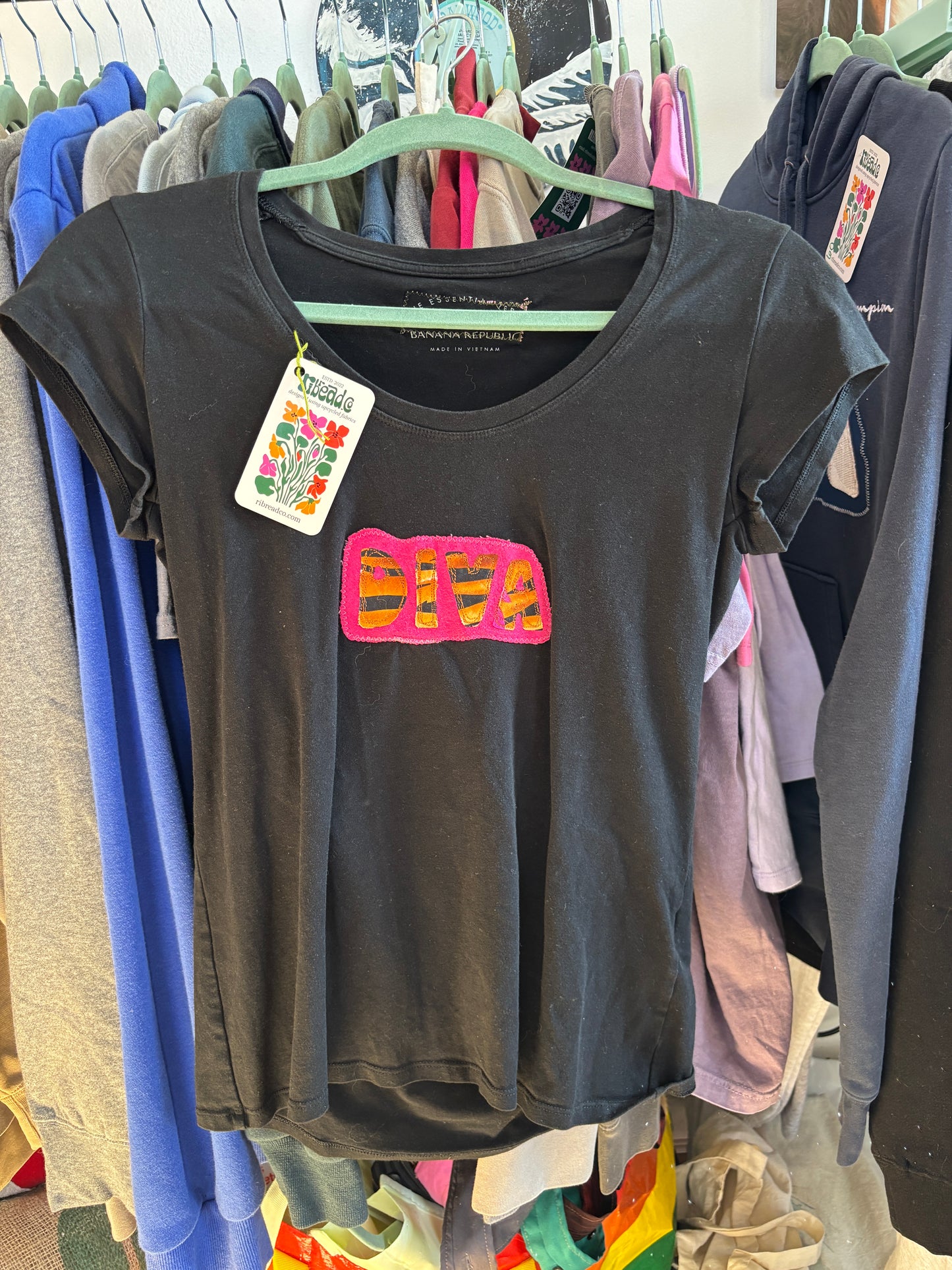 diva scoop neck tee (women’s small)